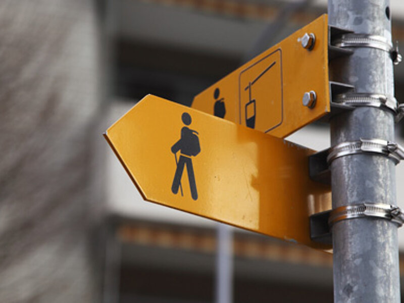 Wegweiserschild für Wanderer